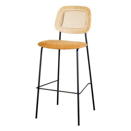 Taburete Cardinal Curry con asiento tapizado, respaldo de ratán natural tipo cannage y estructura negra, diseño sofisticado para interiores.