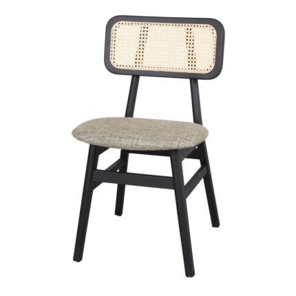 Silla Blasako Arena de madera de fresno lacada en negro, con asiento tapizado en textil color arena y respaldo de ratán tipo cannage.