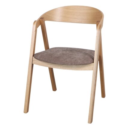 Silla Franky Trufa de madera de roble con asiento tapizado en textil color trufa, diseño apilable y ergonómico.