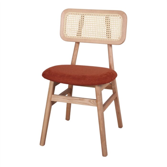 Silla Misako Teja de madera de fresno con asiento tapizado en textil color teja y respaldo de ratán tipo cannage, diseño moderno y elegante.