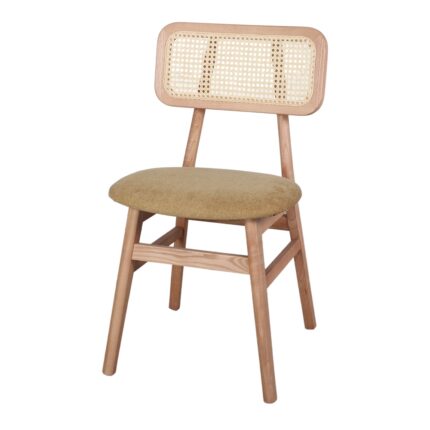 Silla Misako Curry de madera de fresno con asiento tapizado en textil curry y respaldo de ratán tipo cannage, diseño moderno y ergonómico.