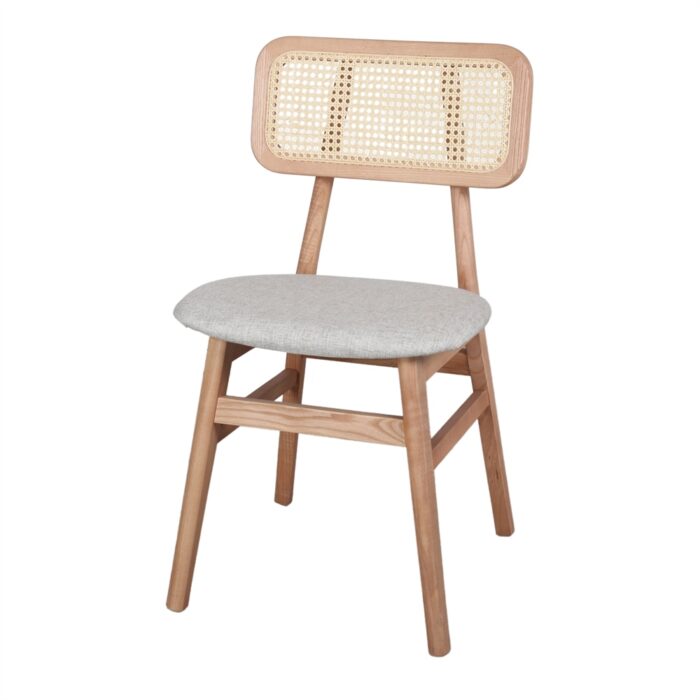 Silla Misako Arena de madera de fresno con asiento tapizado en textil color arena y respaldo de ratán tipo cannage, diseño moderno y cómodo para interiores.