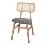 Silla Misako Gris Verdoso de madera de fresno con asiento tapizado en textil gris verdoso y respaldo de ratán tipo cannage, diseño moderno y ergonómico.