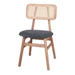 Silla Misako Ocean de madera de fresno con asiento tapizado en textil color ocean y respaldo de ratán tipo cannage, diseño elegante y ergonómico.