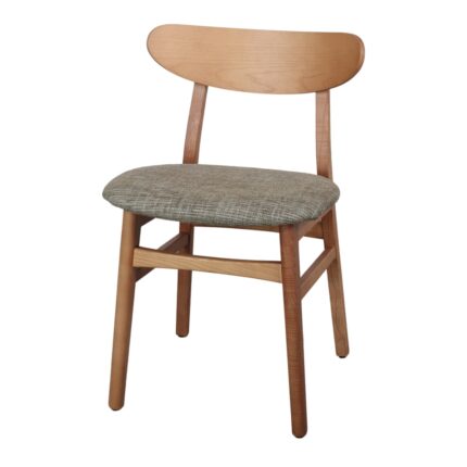 Silla Muriel Sahara de madera de fresno con asiento tapizado en color arena, diseño ergonómico y elegante para interiores.