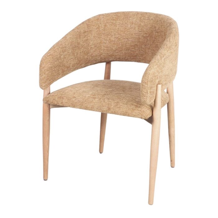 Silla Mogi Sahara de madera de olmo con asiento tapizado en textil arena, diseño elegante y ergonómico para interiores.