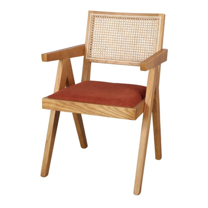 Silla Balford Terracota con estructura de madera de olmo marrón, respaldo de ratán tipo cannage y asiento tapizado en textil terracota.