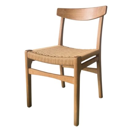 Silla Belinda Nature de madera de olmo con asiento de cuerda trenzada, diseño clásico y natural para interiores.