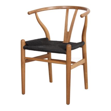 Silla Wegner-Wishbone Natural Black, madera de roble con asiento de fibra negra tejida, diseño escandinavo y ergonómico.