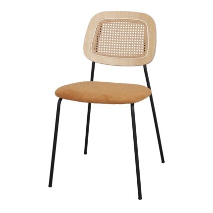 Silla Bayton Curry con respaldo de ratán tipo cannage, estructura de hierro y asiento tapizado en textil color curry.