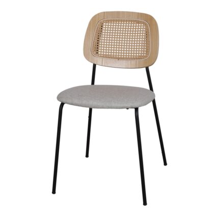 Silla Bayton Arena con respaldo de ratán tipo cannage, estructura de hierro y asiento tapizado en textil color arena.