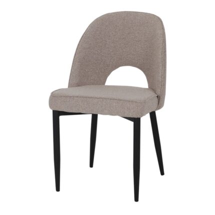 Silla Marriot Taupe Sin Vivo tapizada en textil color taupe con estructura negra, diseño sobrio y moderno, dimensiones L50 x A56 x Altura total 84 cm.